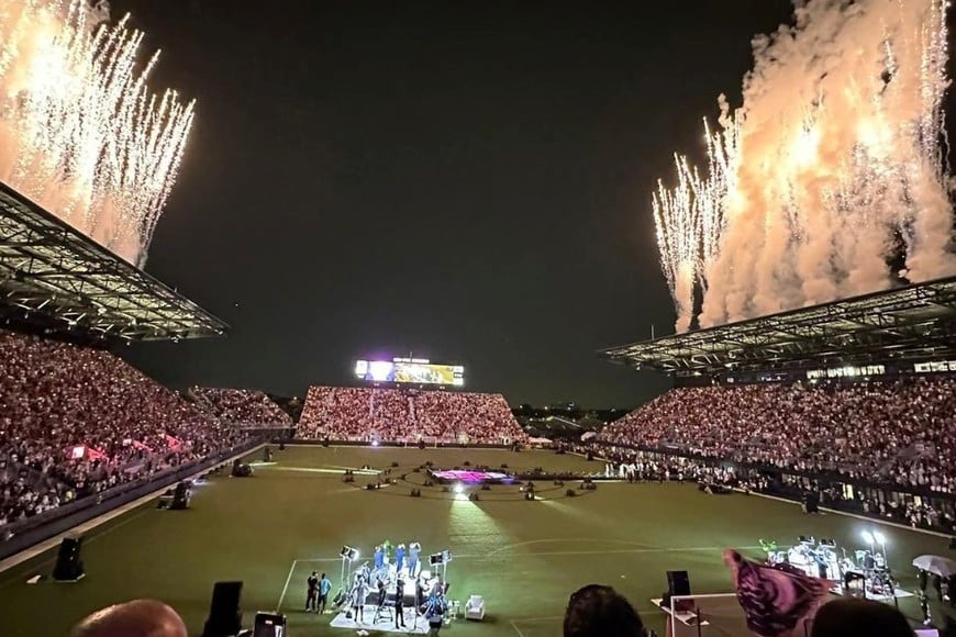 Estadio repleto para recibir a Messi.