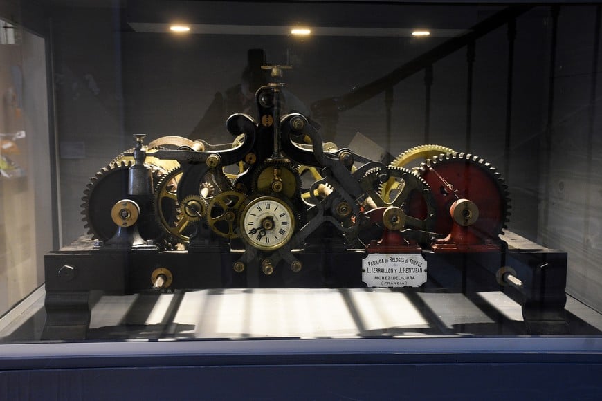 La imponente maquinaria del viejo reloj del museo, que fue traída desde Francia. El reloj -al que se le incorporó un sistema moderno y automatizado- fue afectado por un rayo y está en reparación. Crédito: Guillermo Di Salvatore