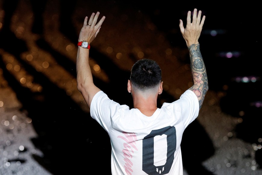 Soccer Football - Inter Miami CF unveil Lionel Messi - DRV PNK Stadium, Fort Lauderdale, Florida, United States - July 16, 2023
New Inter Miami signing Lionel Messi waves to the fans during the unveiling REUTERS/Marco Bello