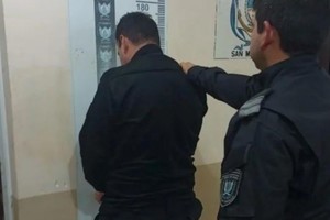 El hombre fue detenido mientras vestía el uniforme policial, un chaleco antibalas y llevaba consigo una pistola calibre 11.25.