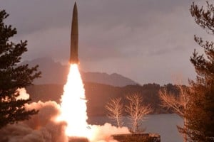 Vista de un misil disparado por el ejército norcoreano en un lugar no revelado, en esta imagen difundida por el gobierno de Corea del Norte. © via REUTERS - KCN