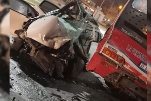 El auto quedó destrozado tras impactar con la parte trasera de un colectivo de la linea180.