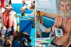 El hombre sobrevivió junto a su perra en su embarcación averiada.