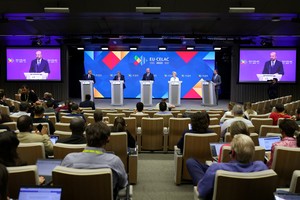 El presidente Alberto Fernández, el primer ministro de San Vicente y las Granadinas, Ralph Gonsalves, el presidente del Consejo Europeo, Charles Michel, y la presidenta de la Comisión Europea, Ursula von der Leyen, durante una conferencia de prensa al final de la reunión UE-CELAC.