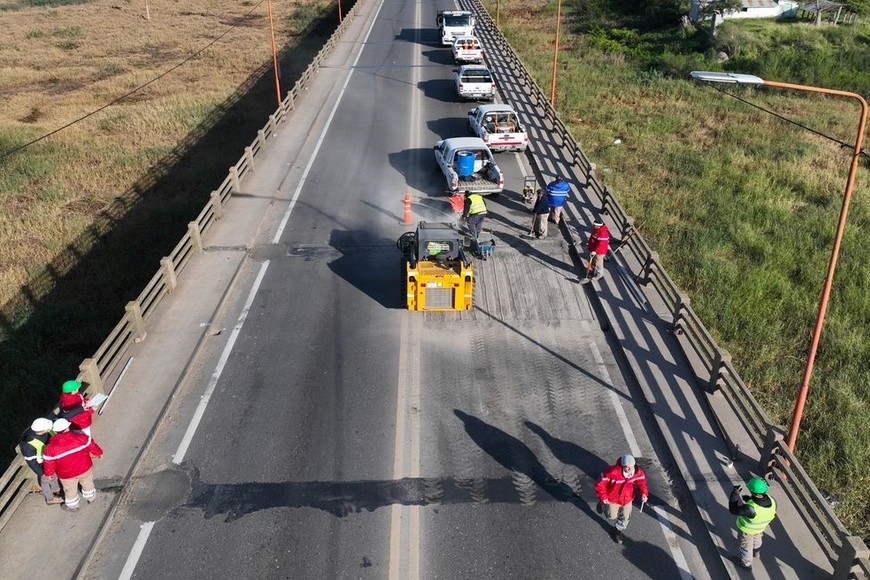 En el horario de trabajo sobre el puente solo pueden circular colectivos, taxis, remises, motos y bicicletas.  Foto: Fernando Nicola
