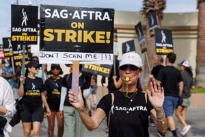 Actor Karen Brown walks the picket line with fellow SAG-AFRA actors and Writers Guild of America (WGA) writers in front of Paramount Studios in Los Angeles, California, U.S., July 17, 2023.   REUTERS/Mike Blake