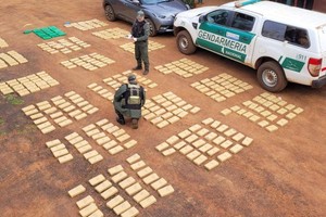 Se secuestraron 18 bultos que contenían 428 paquetes rectangulares con 433 kilos 760 gramos de “cannabis sativa”. Crédito: Gendarmería Nacional.