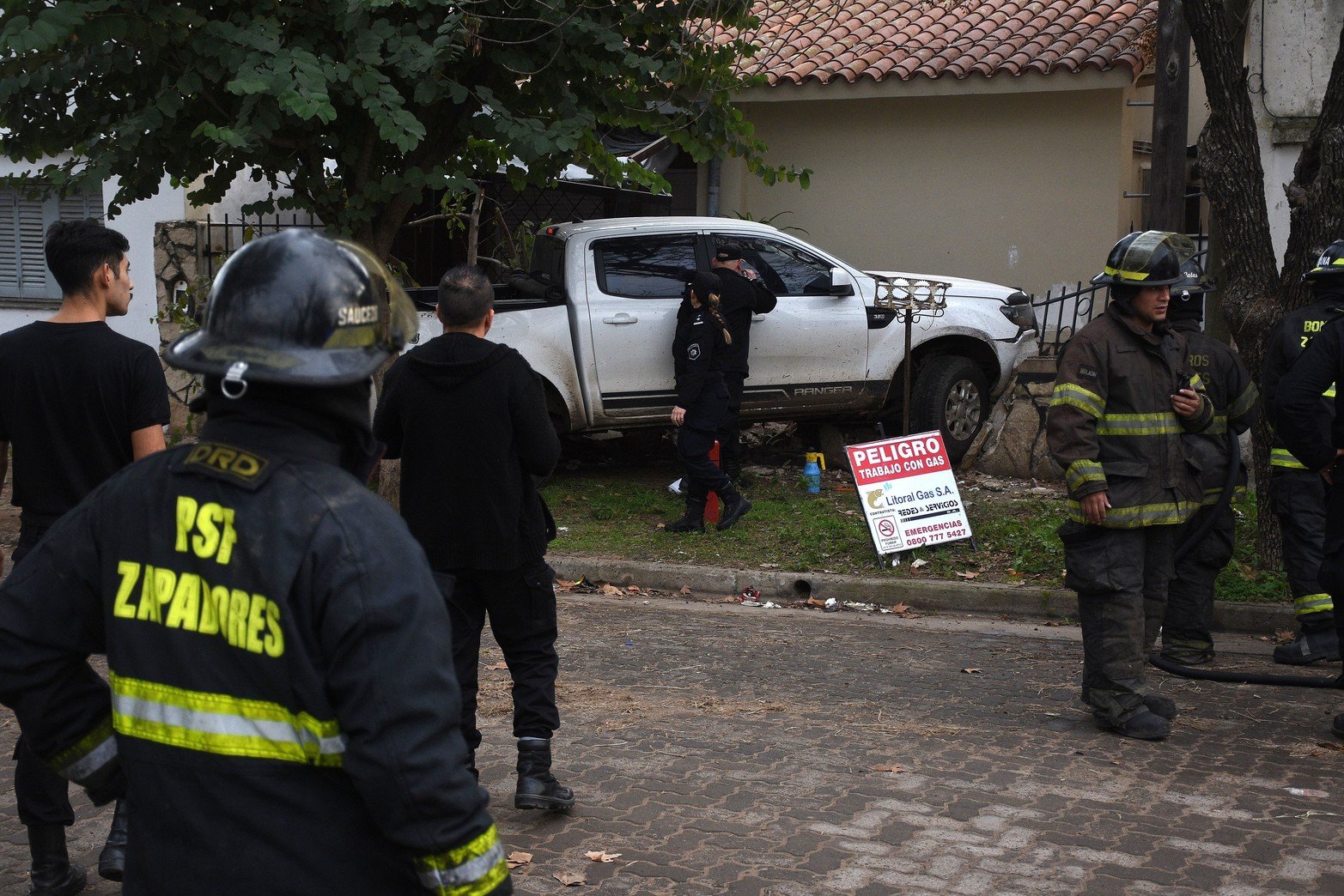 Un brutal episodio se registró este viernes a plena luz del día en el barrio Roma de la ciudad de Santa Fe, el cual involucró un crimen y un intento de asalto. El hecho se registró en la zona de calle Lamadrid e Hipólito Irigoyen, donde dos jóvenes oriundos de Sancti Spiritu, departamento General López, fueron interceptados mientras circulaban a bordo de una camioneta Ford Ranger de color blanco.