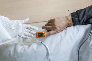 A medical specialist wearing a protective glove puts a pulse oximeter on a patient's finger in the Central Clinical Hospital "RZD-Medicine", which delivers treatment to people infected with the coronavirus disease (COVID-19), in Moscow, Russia May 18, 2020. Sofya Sandurskaya/Moscow News Agency/Handout via REUTERS  ATTENTION EDITORS - THIS IMAGE HAS BEEN SUPPLIED BY A THIRD PARTY. MANDATORY CREDIT. oximetro saturometro  medicion de la saturacion de oxigeno en sangre