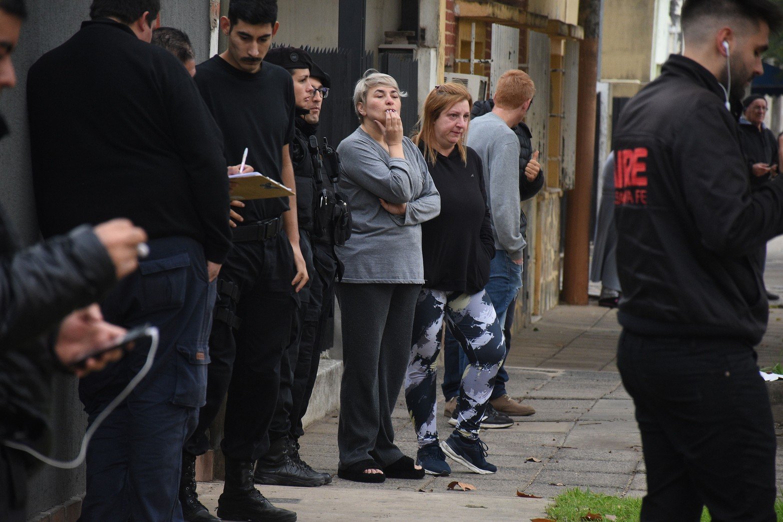 Un brutal episodio se registró este viernes a plena luz del día en el barrio Roma de la ciudad de Santa Fe, el cual involucró un crimen y un intento de asalto. El hecho se registró en la zona de calle Lamadrid e Hipólito Irigoyen, donde dos jóvenes oriundos de Sancti Spiritu, departamento General López, fueron interceptados mientras circulaban a bordo de una camioneta Ford Ranger de color blanco.