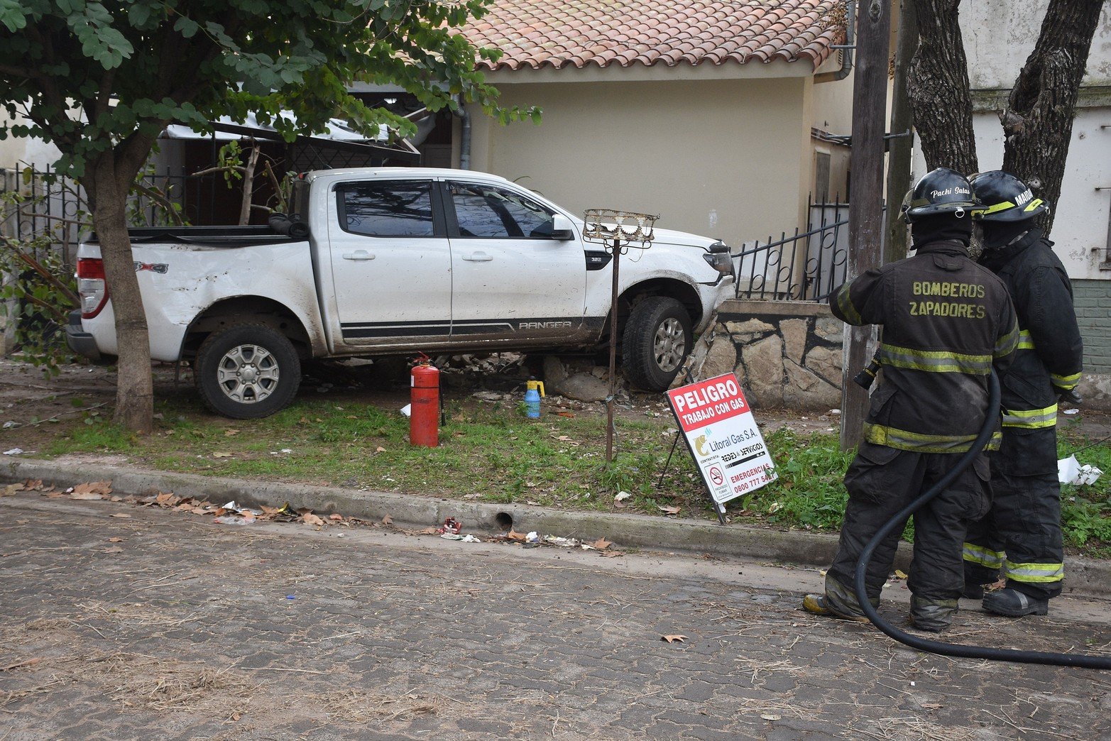 Un brutal episodio se registró este viernes a plena luz del día en el barrio Roma de la ciudad de Santa Fe, el cual involucró un crimen y un intento de asalto. El hecho se registró en la zona de calle Lamadrid e Hipólito Irigoyen, donde dos jóvenes oriundos de Sancti Spiritu, departamento General López, fueron interceptados mientras circulaban a bordo de una camioneta Ford Ranger de color blanco.