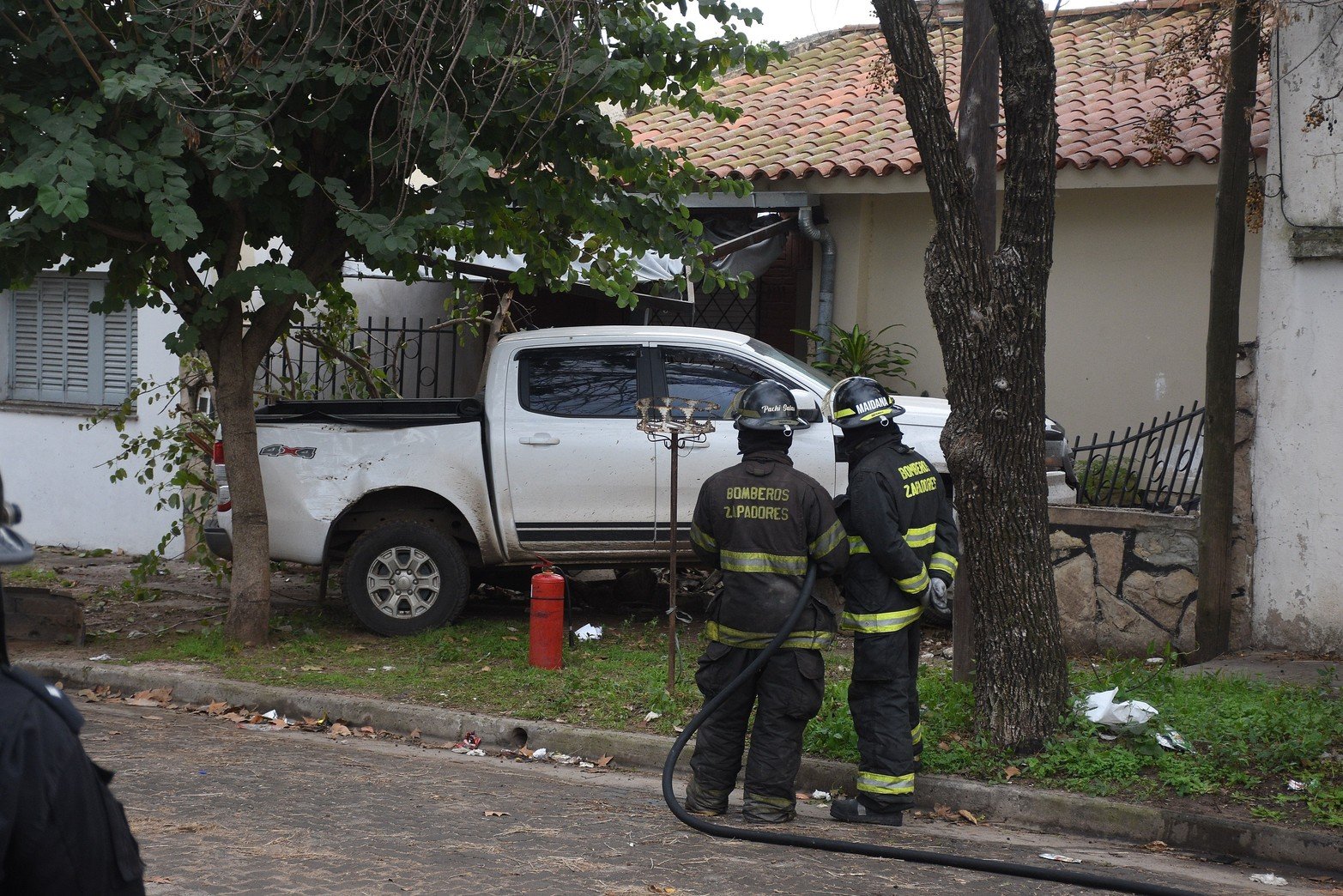 Un brutal episodio se registró este viernes a plena luz del día en el barrio Roma de la ciudad de Santa Fe, el cual involucró un crimen y un intento de asalto. El hecho se registró en la zona de calle Lamadrid e Hipólito Irigoyen, donde dos jóvenes oriundos de Sancti Spiritu, departamento General López, fueron interceptados mientras circulaban a bordo de una camioneta Ford Ranger de color blanco.