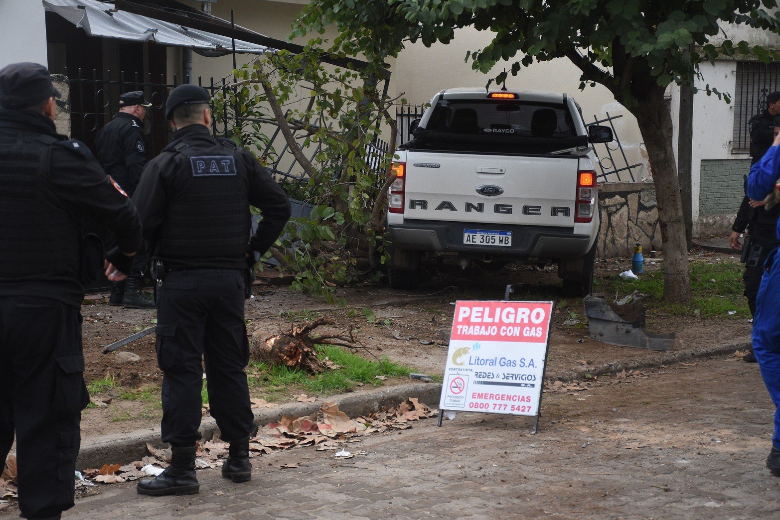 Un brutal episodio se registró este viernes a plena luz del día en el barrio Roma de la ciudad de Santa Fe, el cual involucró un crimen y un intento de asalto. El hecho se registró en la zona de calle Lamadrid e Hipólito Irigoyen, donde dos jóvenes oriundos de Sancti Spiritu, departamento General López, fueron interceptados mientras circulaban a bordo de una camioneta Ford Ranger de color blanco.