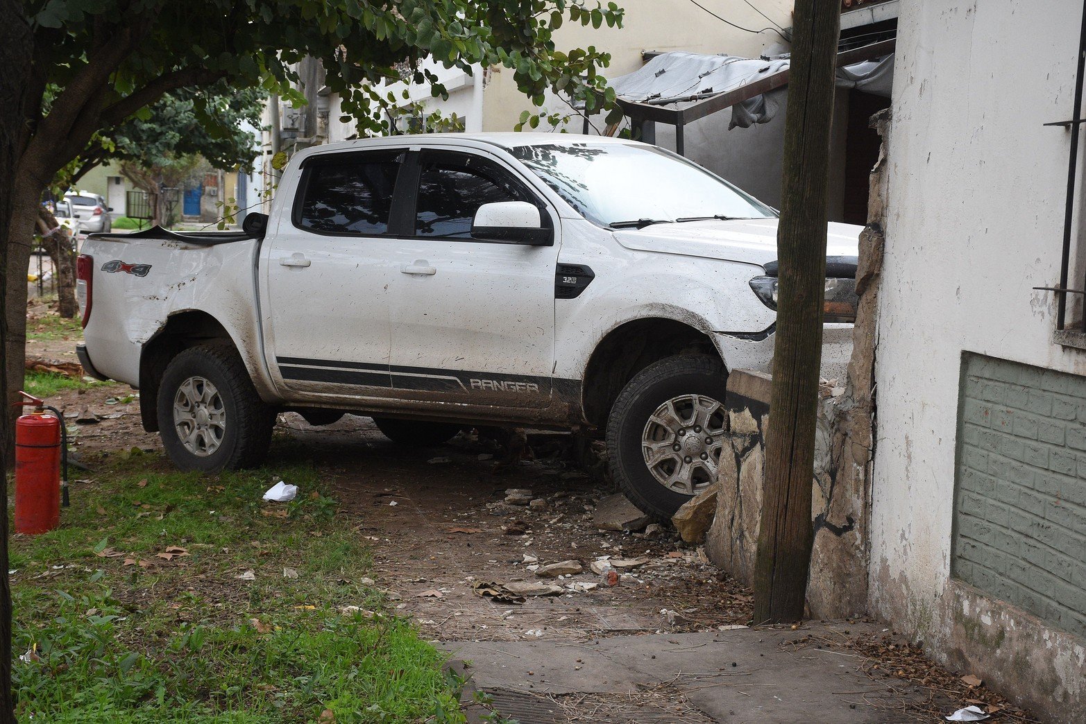 Un brutal episodio se registró este viernes a plena luz del día en el barrio Roma de la ciudad de Santa Fe, el cual involucró un crimen y un intento de asalto. El hecho se registró en la zona de calle Lamadrid e Hipólito Irigoyen, donde dos jóvenes oriundos de Sancti Spiritu, departamento General López, fueron interceptados mientras circulaban a bordo de una camioneta Ford Ranger de color blanco..