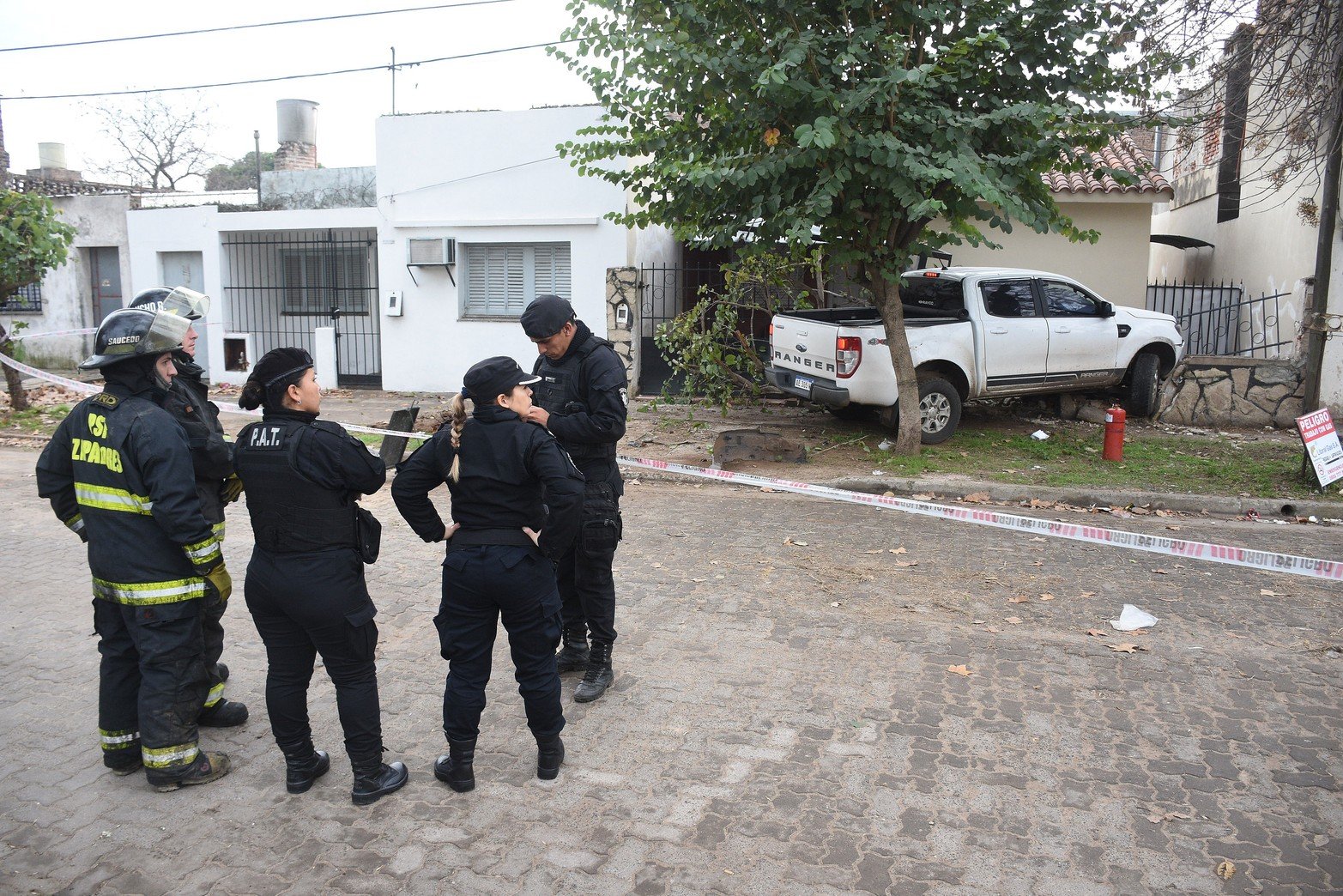 Un brutal episodio se registró este viernes a plena luz del día en el barrio Roma de la ciudad de Santa Fe, el cual involucró un crimen y un intento de asalto. El hecho se registró en la zona de calle Lamadrid e Hipólito Irigoyen, donde dos jóvenes oriundos de Sancti Spiritu, departamento General López, fueron interceptados mientras circulaban a bordo de una camioneta Ford Ranger de color blanco.