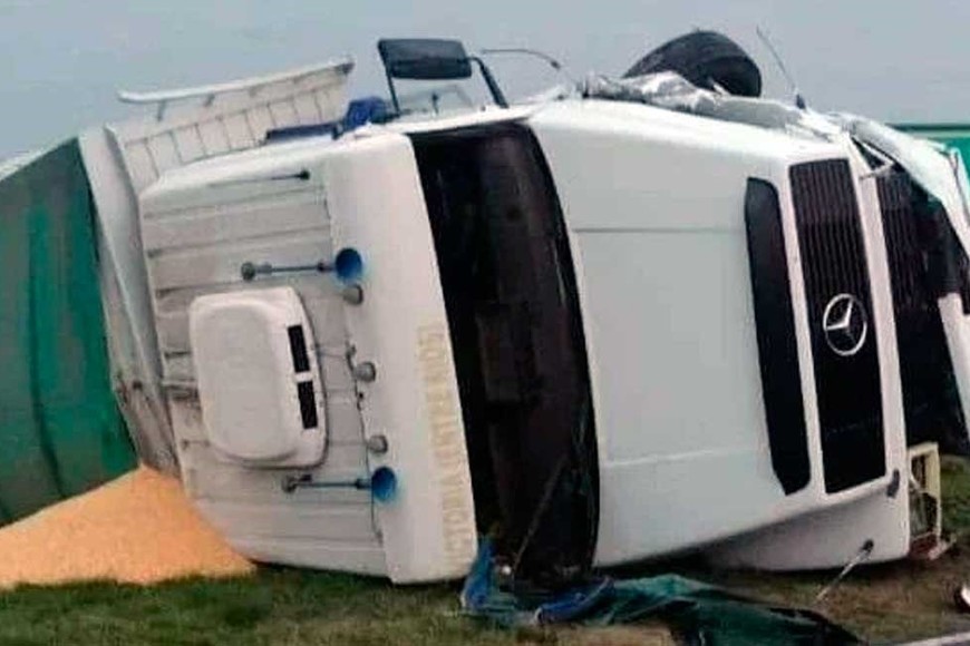 La carga del transporte terminó en el suelo.