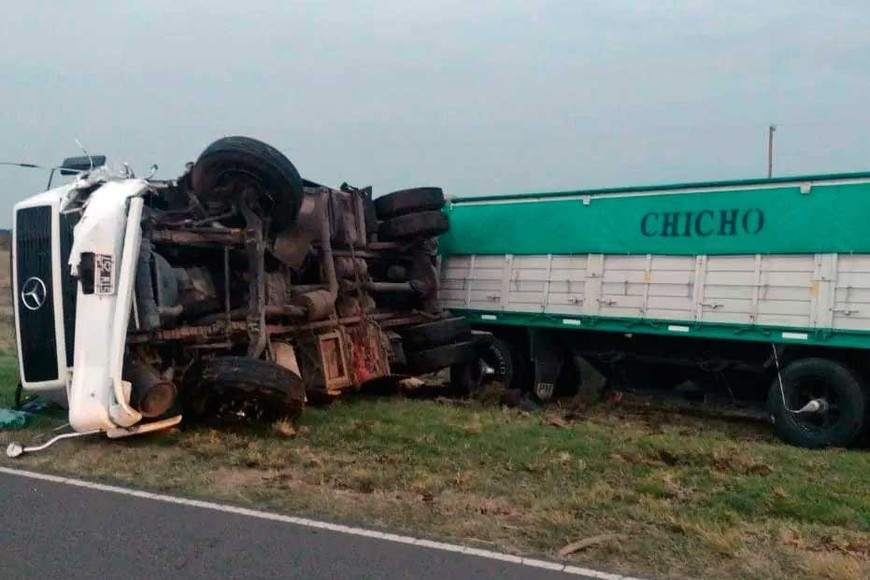 El camión quedó tumbado al costado del camino