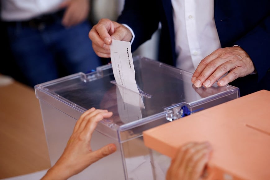 Spain's opposition People's Party leader Alberto Nunez Feijoo casts his vote during the general snap election in Madrid, Spain, July 23, 2023. REUTERS/Juan Medina