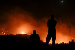 Casi 2.500 personas fueron evacuadas por un incendio atizado por la ola de calor en el norte de Corfú, Grecia.