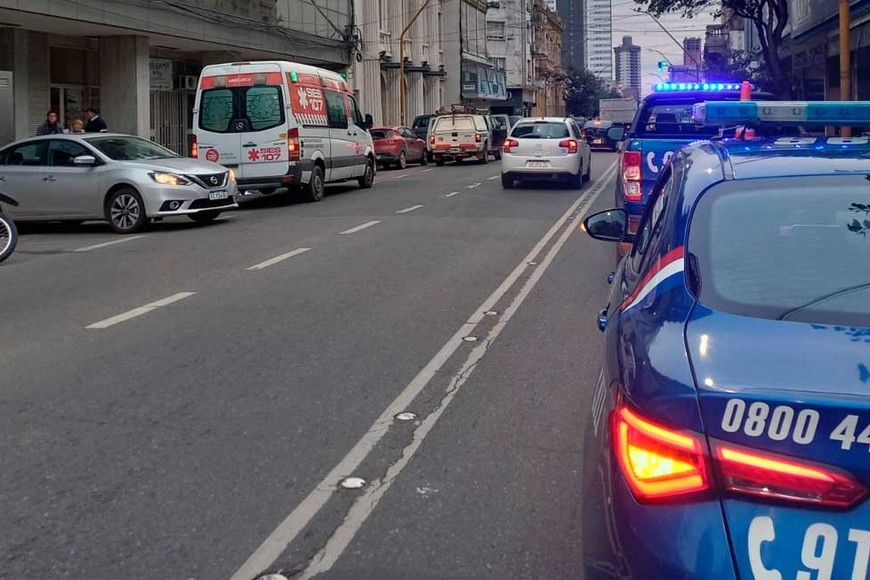 Patrulleros y una ambulancia acudieron rápidamente al lugar.