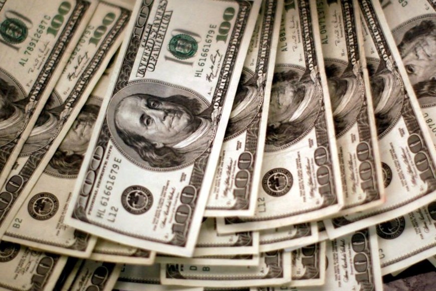 Foto de archivo. Un banquero cuenta cuatro mil dólares estadounidenses en un banco de Westminster, Colorado, Estados Unidos, 3 de noviembre, 2009.  REUTERS/Rick Wilking