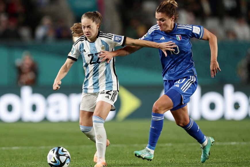 Soccer Football - FIFA Women’s World Cup Australia and New Zealand 2023 - Group G - Italy v Argentina - Eden Park, Auckland, New Zealand - July 24, 2023
Argentina's Estefania Banini in action with Italy's Cristiana Girelli REUTERS/David Rowland