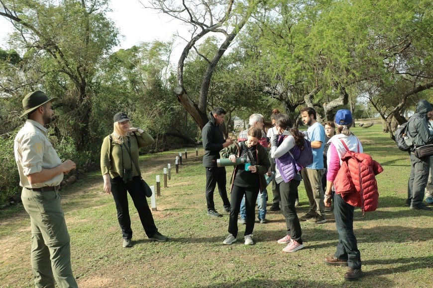 Experiencia. Los guardaparques recibieron a los visitantes y les contaron sobre la flora y fauna del lugar. Crédito: Gentileza PNISF