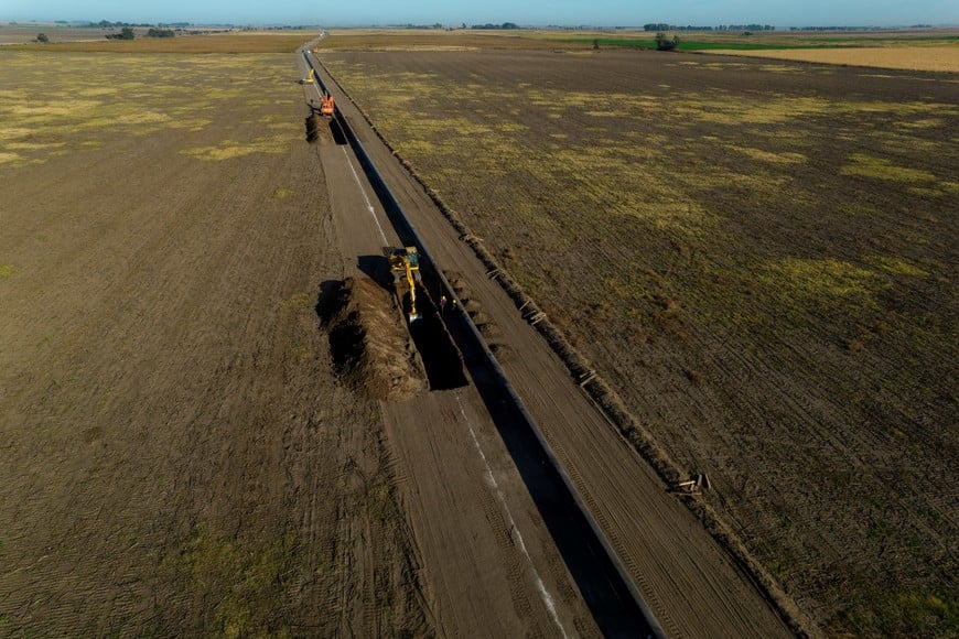 The Nestor Kirchner gas pipeline is pictured during it's construction, which first stage was inaugurated on Sunday to transport natural gas from the Vaca Muerta formation in western Argentina to the province of Santa Fe, passing through the province of Buenos Aires, in Macachin, La Pampa, Argentina April 26, 2023. REUTERS/Martin Cossarini NO RESALES. NO ARCHIVES