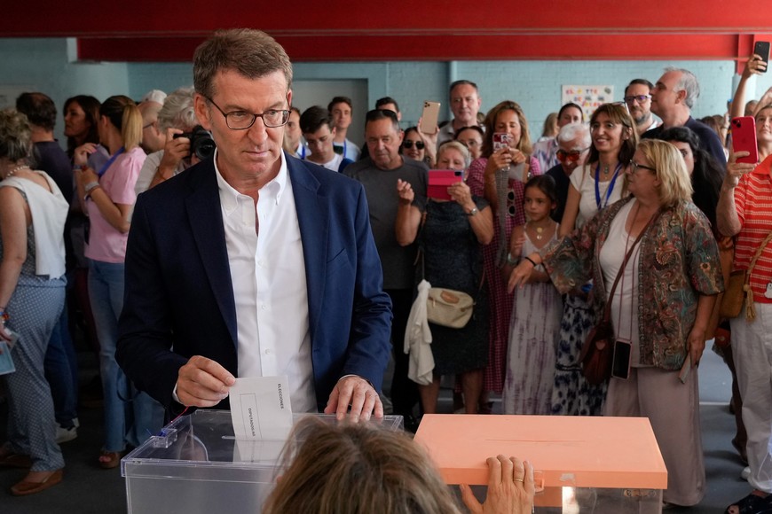 (230723) -- MADRID, 23 julio, 2023 (Xinhua) -- El candidato del Partido Popular (PP), Alberto Núñez Feijóo, emite su voto en un colegio electoral, en Madrid, España, el 23 de julio de 2023. España arrancó el domingo la jornada electoral con cerca de 37,4 millones de españoles llamados a participar en la elección inusual. La elección anticipada del 23 de julio fue convocada por el presidente del Gobierno español, Pedro Sánchez, después de que el gobernante Partido Socialista Obrero Español (PSOE) obtuvo de forma inesperada malos resultados en las elecciones locales y regionales del 28 de mayo. (Xinhua/Meng Dingbo) (rtg) (ah) (da)