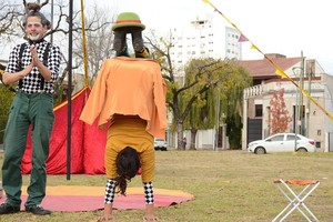 Finalmente, el domingo 30 a las 16:00, en la Plaza 25 de Mayo, se realizará una función de "Ensalada Mágica", un espectáculo de comedia y clown.