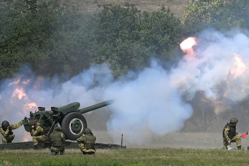 Russian service members fire a cannon at the international military-technical forum Army-2022 in the Rostov region, Russia August 19, 2022. REUTERS/Sergey Pivovarov