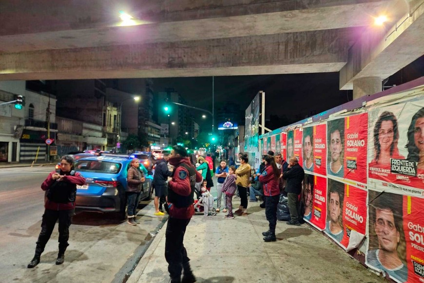 La policía de la Ciudad de Buenos Aires evacuó a  los vecinos de la zona. Crédito: @rominawinner