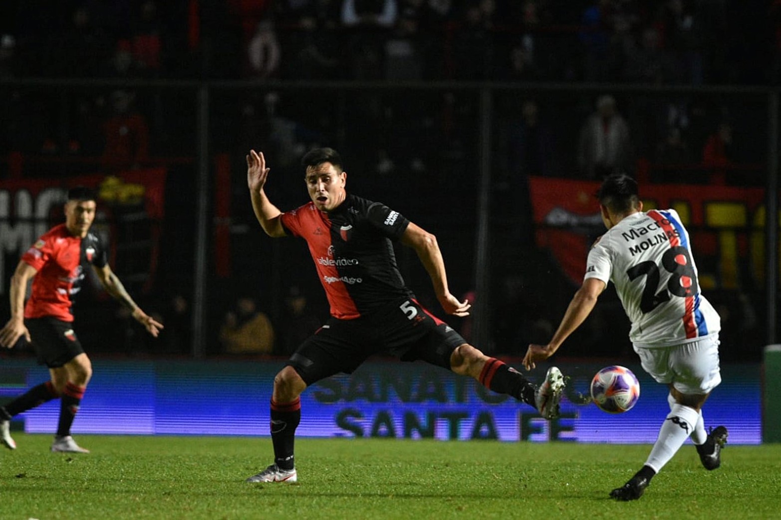 Colón no pudo con Tigre y cayó en Santa Fe. El “Sabalero” perdió por 3 a 1 en el estadio Brigadier López.