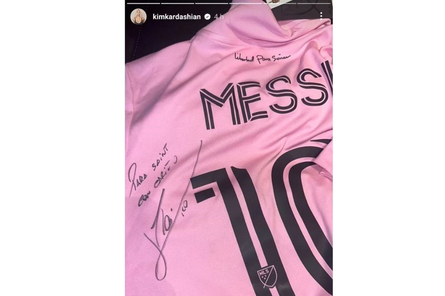 Kim compartió la foto de la camiseta de su hijo autografiada por Lionel Messi.