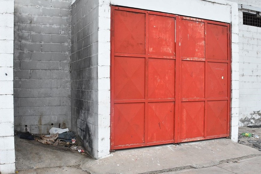 Vecinos advierten que personas pernoctan, se drogan y usan de baño los espacios que dejan los portones de acceso a la tribuna de Unión sobre Cándido Pujato. Foto: Guillermo Di Salvatore