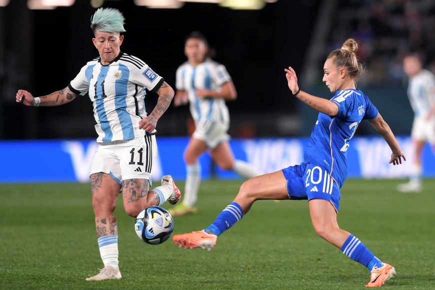 La jugadora  ingresó en el segundo tiempo del debut con derrota por 1-0 frente a Italia.