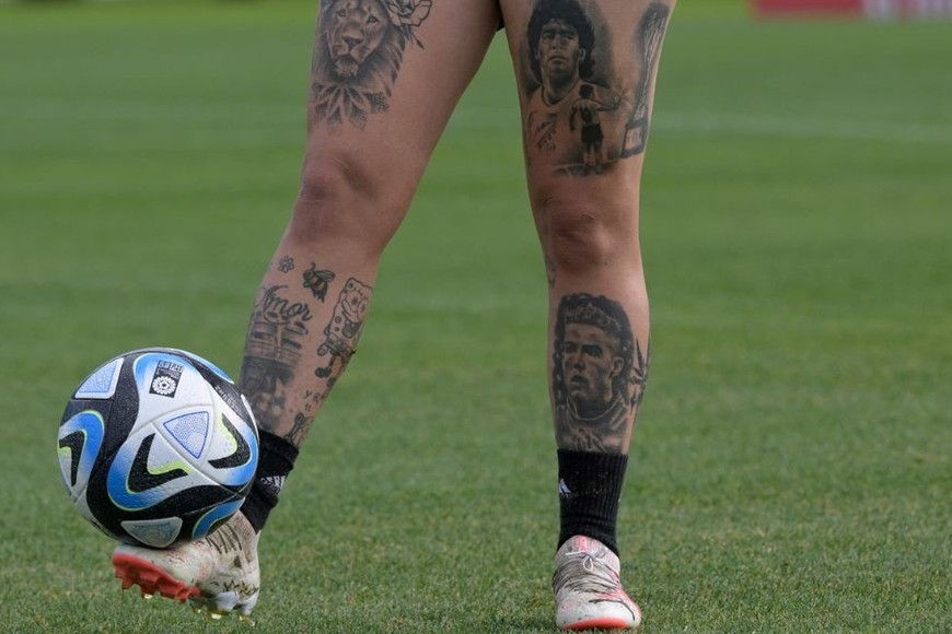 La delantera Yamila Rodríguez tiene tatuados a Maradona y Cristiano Ronaldo en su pierna izquierda.