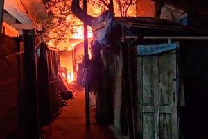 Unas 12 ambulancias trabajaban en el lugar.