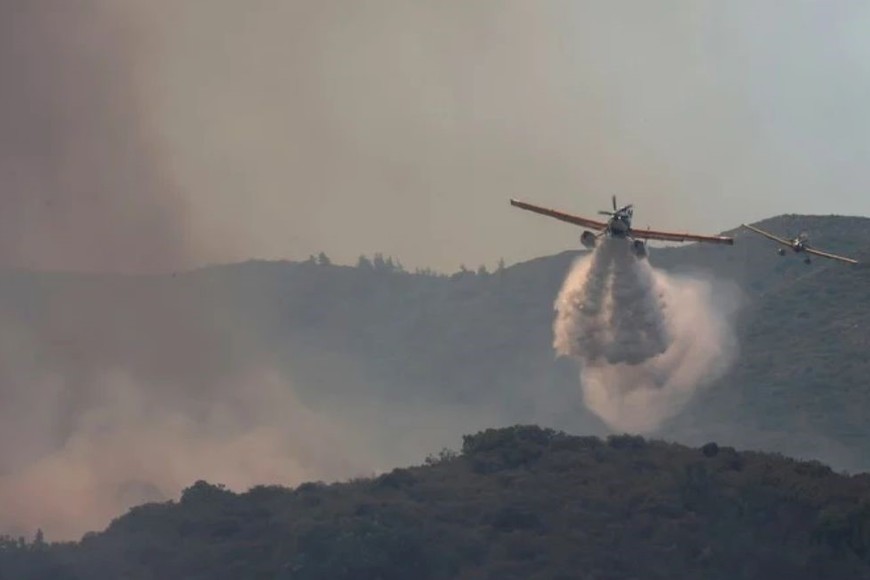 Avión combatiendo incendios en Grecia.
