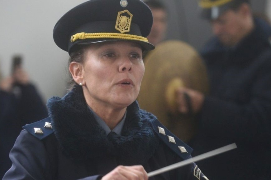 La esperancina Carina Stieb es Inspectora en la jerarquía policial y se convirtió en la primera mujer que dirigió un concierto de la Banda Sinfónica de la Policía de la Provincia de Santa Fe.