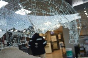 El vidrio de la fachada del comercio destrozado. Crédito: Mauricio Garín