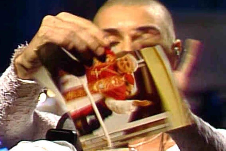 En 1992, Sinead O' Connor rompió una foto del Papa Juan Pablo II como denuncia de los abusos de algunos miembros de la Iglesia Católica