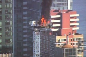 El fuego en la máquina que trabaja en la terraza de un edificio neoyorquino.