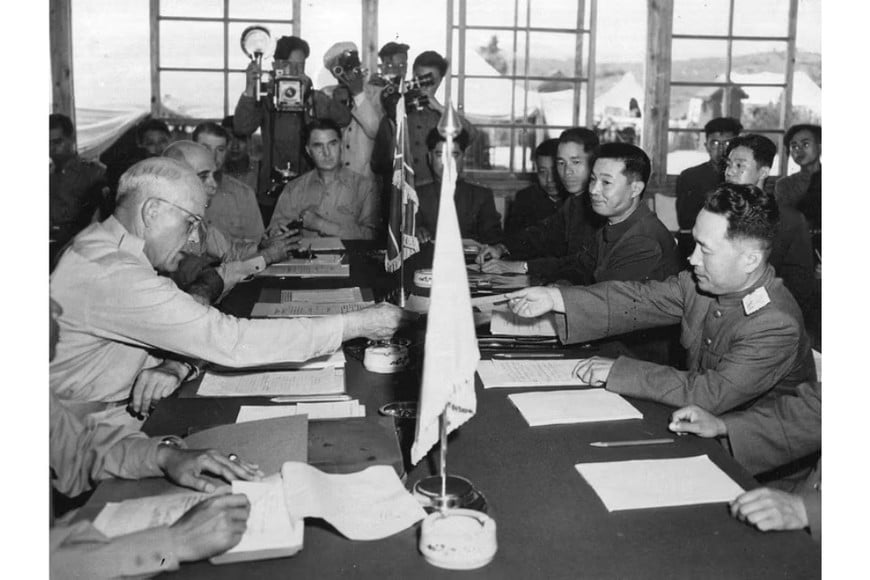 El General estadounidense M. Bryan Blackshear, intecambia credenciales con el teniente general Lee Sang Cho en la sesión de apertura de la Comisión de Armisticio Militar.
