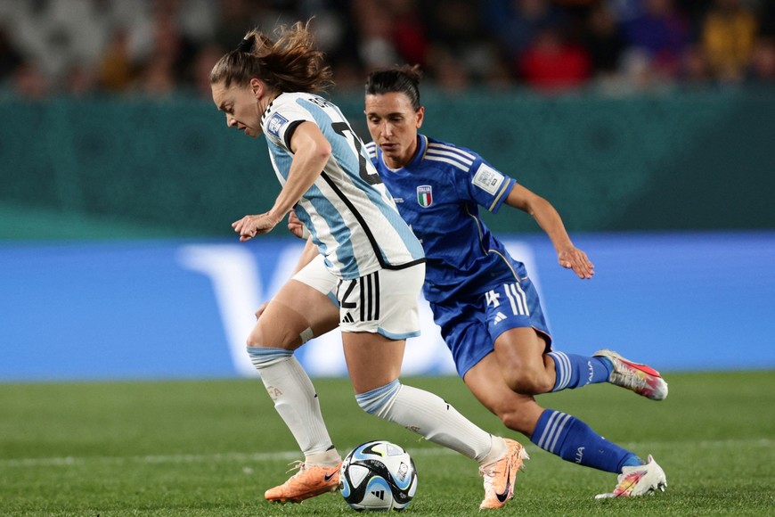 Soccer Football - FIFA Women’s World Cup Australia and New Zealand 2023 - Group G - Italy v Argentina - Eden Park, Auckland, New Zealand - July 24, 2023
Argentina's Estefania Banini in action with Italy's Lucia Di Guglielmo REUTERS/David Rowland