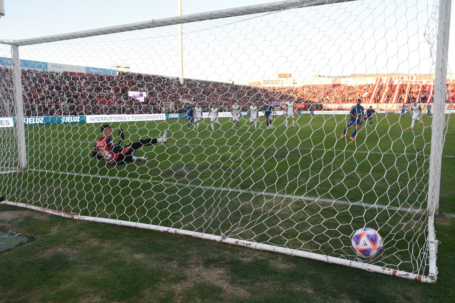 El Tatengue superó al Halcón de Varela por 2 a 0. Luna Diale marcó desde el punto penal y Dómina aumentó la diferencia con un golazo.