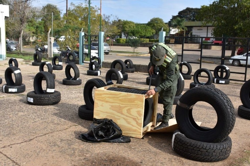 Los gendarmes realizaron la apertura de 33 bultos interdictados. Crédito: Gendarmería Nacional.