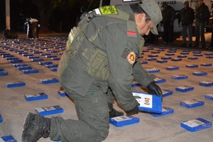Se hallaron 400 paquetes rectangulares de la droga. Crédito: Gendarmería Nacional.