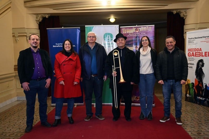 Trombonanza 2023: Enrique “Heini” Schneebeli; Rocío Giménez, directora de Cultura de la Universidad Nacional del Litoral; Jorge Pavarín, secretario de Gestión Cultural del ministerio de Cultura de la provincia; Rubén Carughi; Patricia Hein, directora del Teatro Municipal “1º de Mayo”; y Leandro González, presidente del Concejo Municipal. Foto: Gentileza Municipalidad de Santa Fe