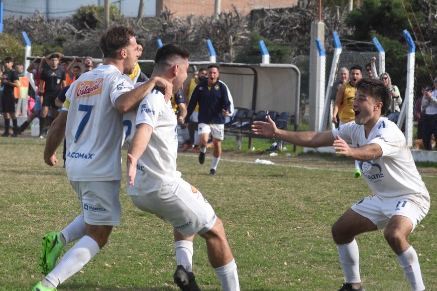 Gol de Presser y festejos. Así comenzó el partido en cancha de Ciclón Racing. Crédito: Luis Cetraro